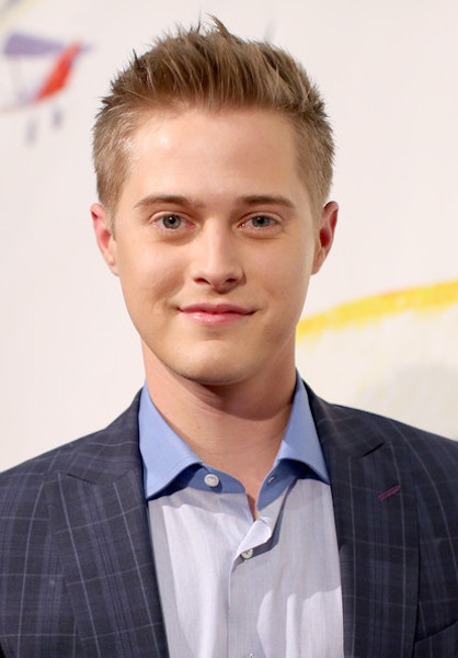 How tall is Lucas Grabeel?